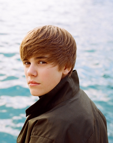 justin bieber now 2011. Justin Bieber 3-D Movie come