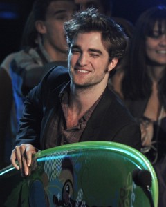 Robert Pattinson accepts the Twilight Award at the Teen Choice Awards on Sunday Aug. 9, 2009, in Universal City, Calif. (AP / Chris Pizzello)